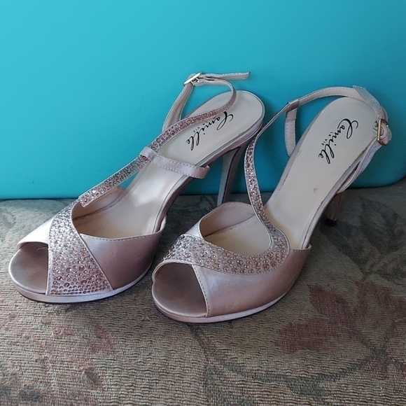 Camille La Vie 9 Heels w/ Embellishments - Picture 1 of 7